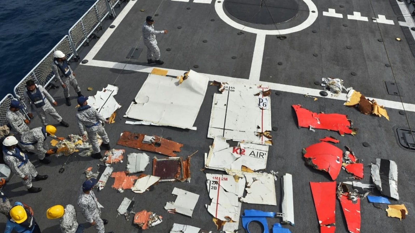 In einem von der pakistanischen Marine veröffentlichten Foto werden Trümmerteile des abgestürzten Frachtflugzeugs gezeigt.Uncredited/Pakistan Navy/AP/dpa In einem von der pakistanischen Marine veröffentlichten Foto werden Trümmerteile des abgestürzten Frachtflugzeugs gezeigt.Uncredited/Pakistan Navy/AP/dpa