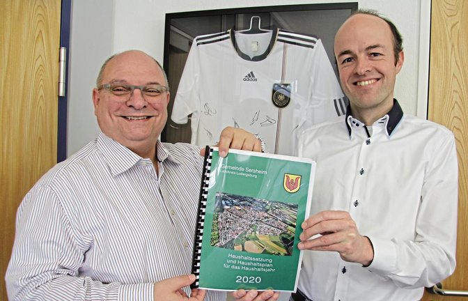Bürgermeister Jürgen Scholz (links) und Kämmerer Matthias Hirner mit dem Sersheimer Haushaltsplan für das Jahr 2020.  Foto: Banholzer
