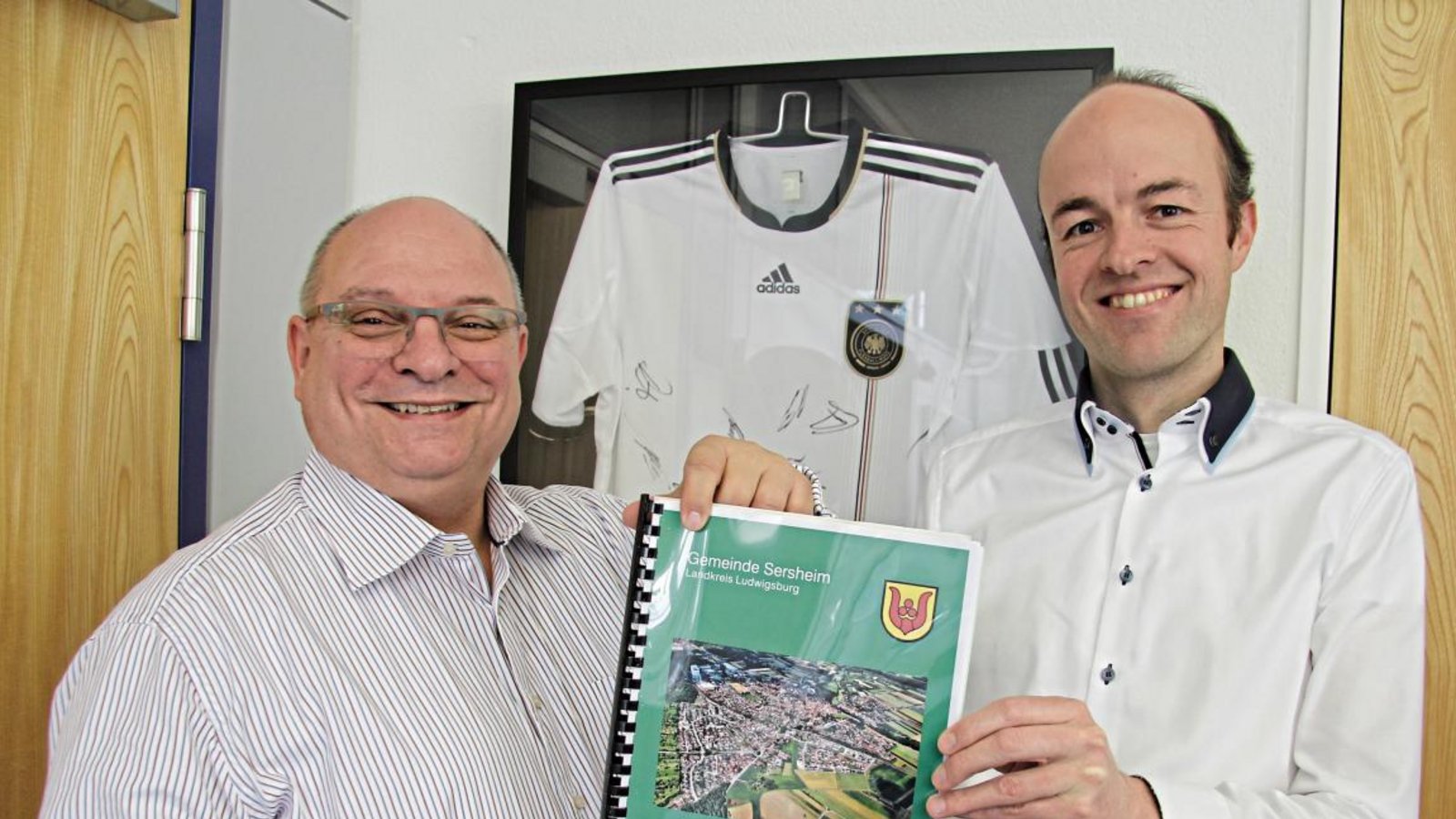 Bürgermeister Jürgen Scholz (links) und Kämmerer Matthias Hirner mit dem Sersheimer Haushaltsplan für das Jahr 2020.  Foto: Banholzer