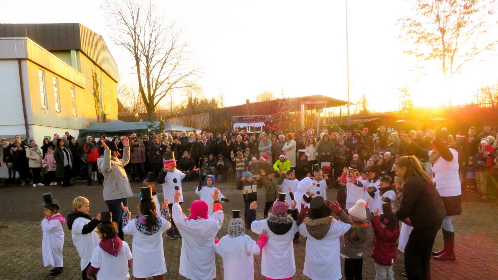 Das Weihnachtsdörfle des Sportvereins Horrheim ist zu einem beliebten Treffpunkt geworden. Gefeiert wird bis tief in die Nacht auf dem Gelände zwischen Mettertalhalle und Sportplatz. Dabei dürfen Aufführungen der Kindergruppen nicht fehlen. Hier tanzende Schneemänner. Und ein besonderes Erlebnis ist die Fackelwanderung, die von der Freiwilligen Feuerwehr begleitet wird. Foto: Arning Das Weihnachtsdörfle des Sportvereins Horrheim ist zu einem beliebten Treffpunkt geworden. Gefeiert wird bis tief in die Nacht auf dem Gelände zwischen Mettertalhalle und Sportplatz. Dabei dürfen Aufführungen der Kindergruppen nicht fehlen. Hier tanzende Schneemänner. Und ein besonderes Erlebnis ist die Fackelwanderung, die von der Freiwilligen Feuerwehr begleitet wird. Foto: Arning