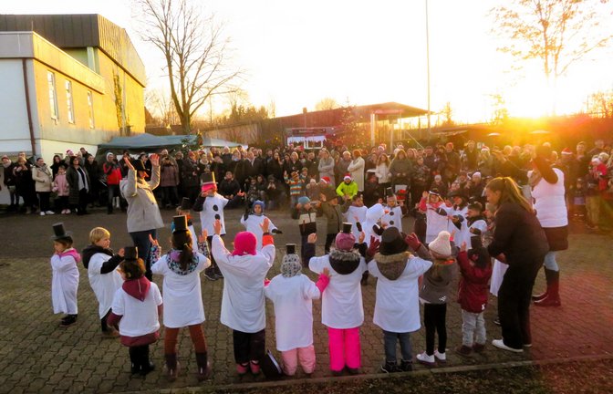 Das Weihnachtsdörfle des Sportvereins Horrheim ist zu einem beliebten Treffpunkt geworden. Gefeiert wird bis tief in die Nacht auf dem Gelände zwischen Mettertalhalle und Sportplatz. Dabei dürfen Aufführungen der Kindergruppen nicht fehlen. Hier tanzende Schneemänner. Und ein besonderes Erlebnis ist die Fackelwanderung, die von der Freiwilligen Feuerwehr begleitet wird.  <span class='image-autor'>Foto: Arning</span>