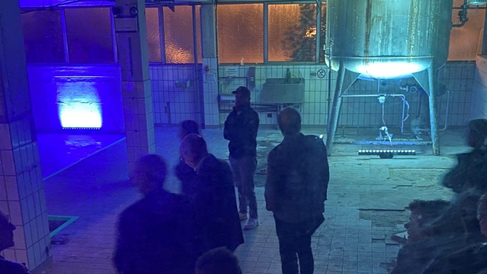 Führung mit Grusel-Faktor: Die Unternehmer besichtigen eine der verwaisten Produktionshallen.