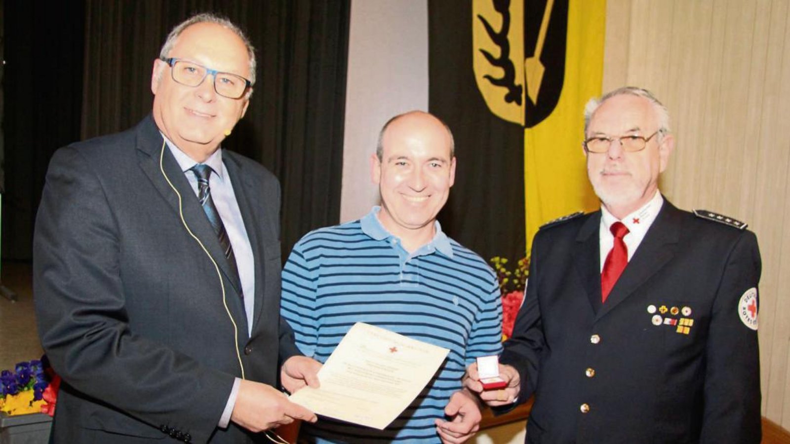 Bürgermeister Werner Somlai ehrte den vielfachen Blutspender Jochen Hüeber gemeinsam mit Fritz Hasenauer vom DRK (von links). Fotos: Gergen