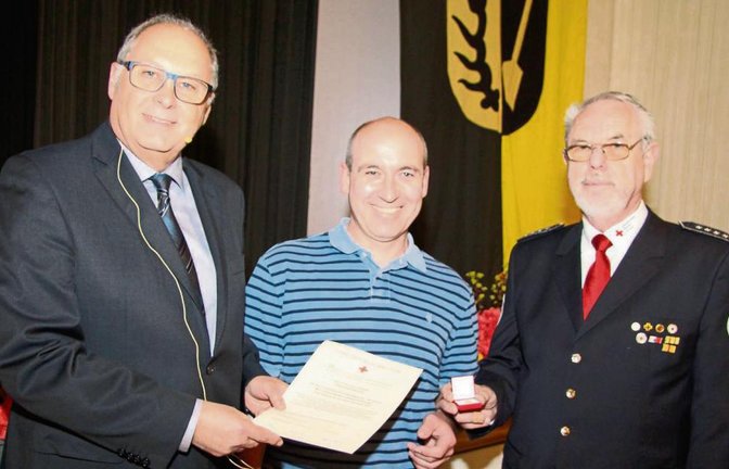 Bürgermeister Werner Somlai ehrte den vielfachen Blutspender Jochen Hüeber gemeinsam mit Fritz Hasenauer vom DRK (von links). Fotos: Gergen
