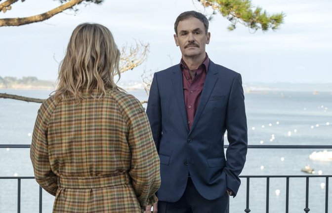 Lissi (Morgane Ferru) versucht in "Liebe braucht Meer" den Geschäftsmann Serge Vial (Anian Zollner) zu überzeugen.<span class='image-autor'>ARD Degeto Film/Bantry Bay Produ</span>