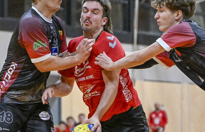 HCME-Spielertrainer Felix Langjahr wird auf dem Weg zum Tor gestoppt. Wie läuft es am Samstagabend in Großsachsenheim?  <span class='image-autor'>Foto: Leitner</span>