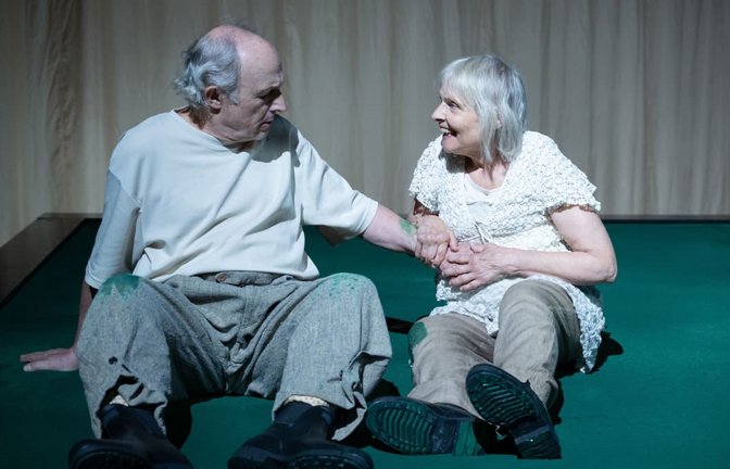 Sozialer Überlebenskampf: Boris Burgstaller und Gabriele Hintermaier in "Kleiner Mann – was nun?" im Stuttgarter Kammertheater.<span class='image-autor'>Björn Klein</span>