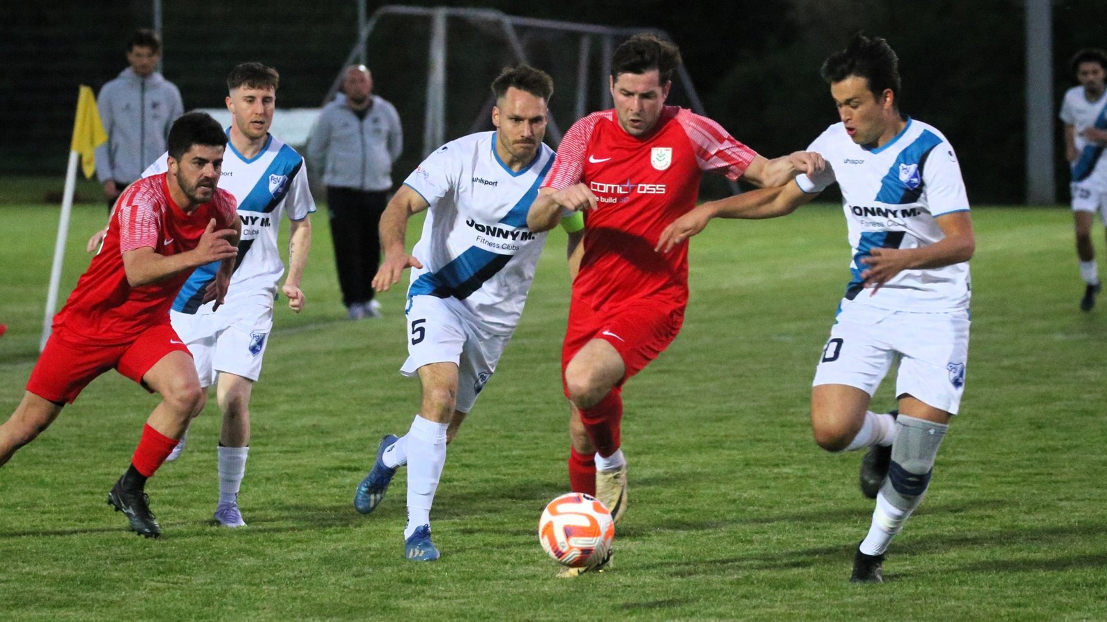 Hakan Atalay (links) und Thorsten Josenhans (am Ball) drängen gegen 08 Bissingen II auf den Ausgleich. Foto: Küppers Hakan Atalay (links) und Thorsten Josenhans (am Ball) drängen gegen 08 Bissingen II auf den Ausgleich. Foto: Küppers