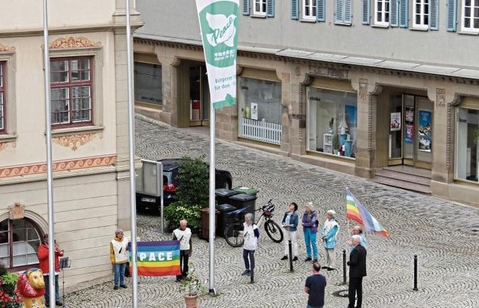 Gemeinsam mit der Friedensgruppe Kleinglattbach hat Vaihingens Oberbürgermeister Gerd Maisch gestern vor dem Rathaus ein Zeichen gegen Atomwaffen gesetzt. Mit dem Hissen der Flagge von „Mayors for Peace“ (Bürgermeister für den Frieden) ist ein Appell zur 