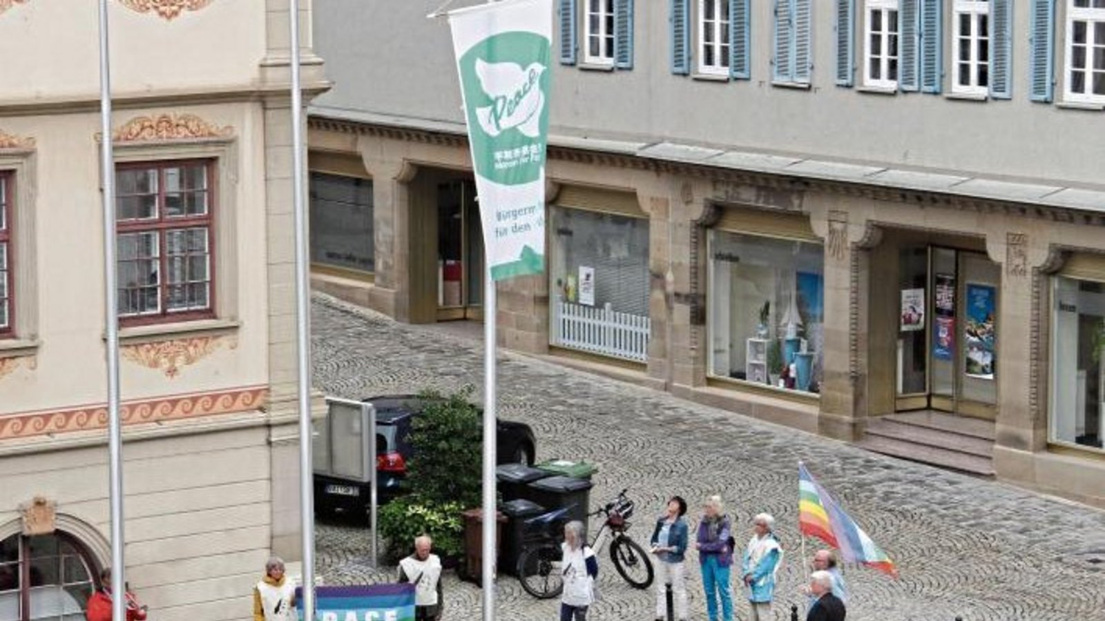 Gemeinsam mit der Friedensgruppe Kleinglattbach hat Vaihingens Oberbürgermeister Gerd Maisch gestern vor dem Rathaus ein Zeichen gegen Atomwaffen gesetzt. Mit dem Hissen der Flagge von „Mayors for Peace“ (Bürgermeister für den Frieden) ist ein Appell zur Gemeinsam mit der Friedensgruppe Kleinglattbach hat Vaihingens Oberbürgermeister Gerd Maisch gestern vor dem Rathaus ein Zeichen gegen Atomwaffen gesetzt. Mit dem Hissen der Flagge von „Mayors for Peace“ (Bürgermeister für den Frieden) ist ein Appell zur