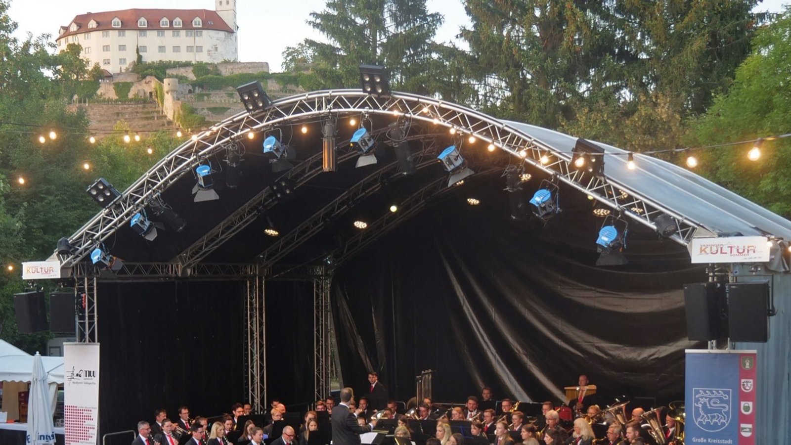Das Große Blasorchester des Musikvereins Vaihingen eröffnete am Freitagabend den diesjährigen Kultursommer am Enzdamm. Fotos: Friedrich