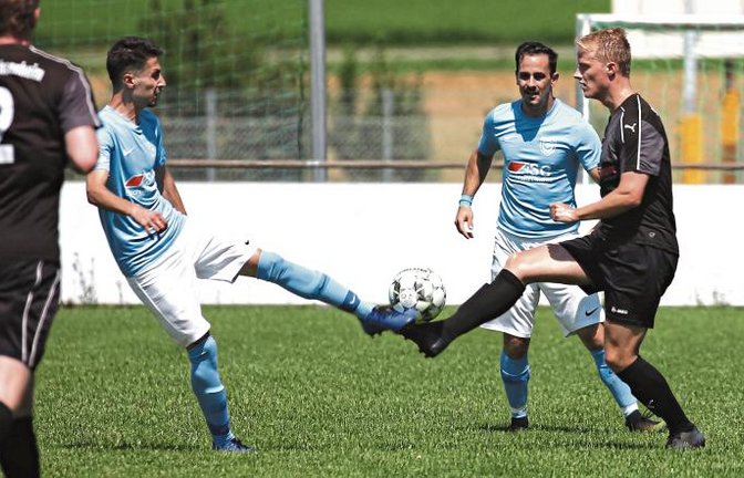 Kaman Bönnigheim (blaue Trikots) setzt sich gegen die SGM Sachsenheim durch.  Foto: Küppers