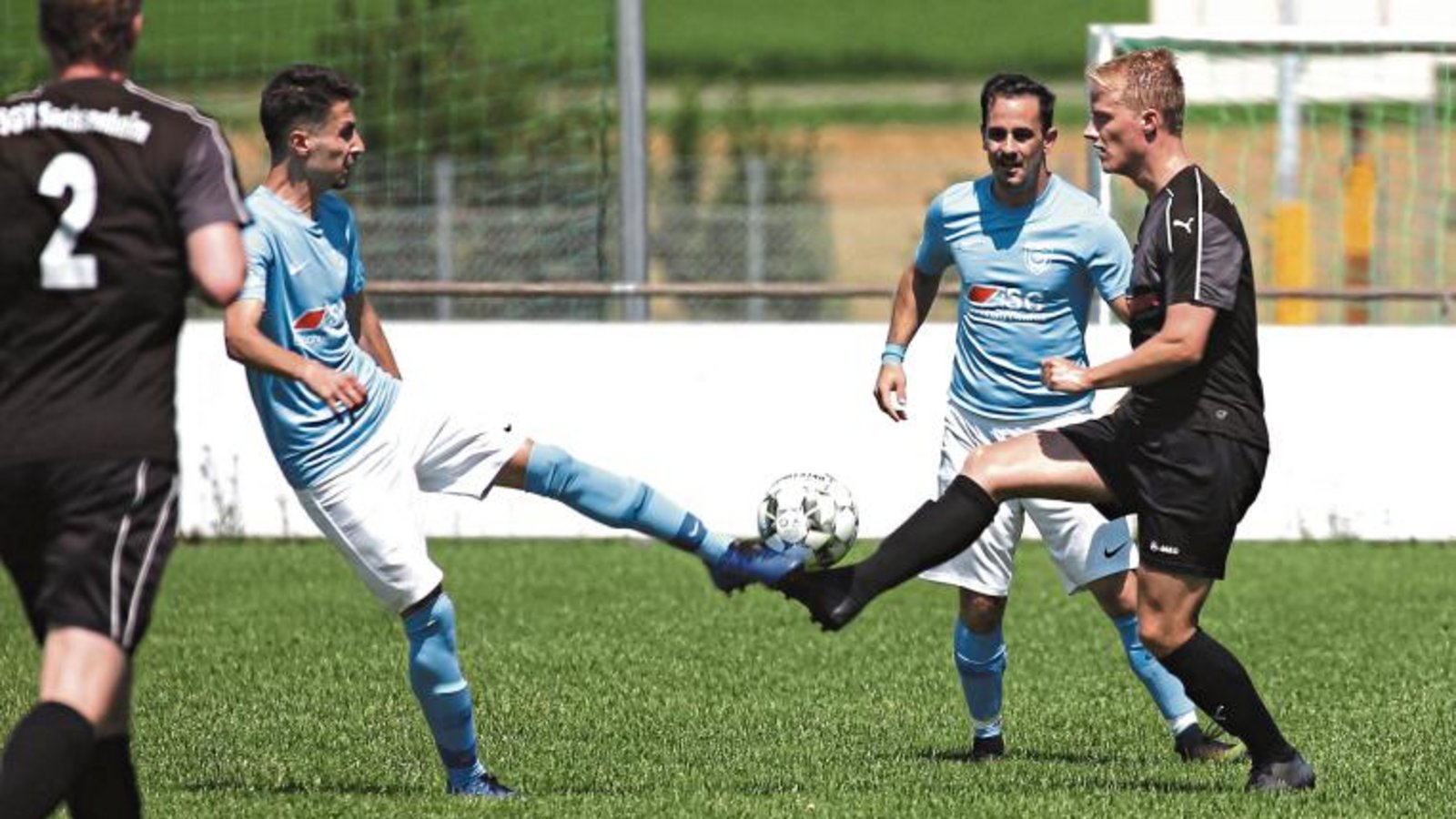 Kaman Bönnigheim (blaue Trikots) setzt sich gegen die SGM Sachsenheim durch. Foto: Küppers Kaman Bönnigheim (blaue Trikots) setzt sich gegen die SGM Sachsenheim durch. Foto: Küppers