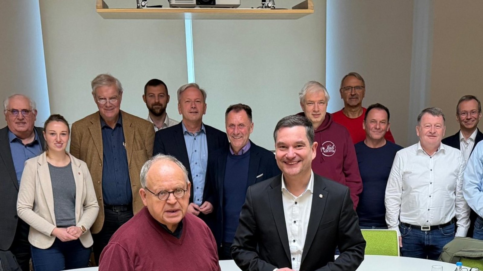 Über die kommunalen Herausforderungen sprechen Klaus Mack (vorne rechts) und Günter Bächle (vorne links) mit Bürgermeistern und Kreisräten im Enzkreis  Foto: Büro Mack