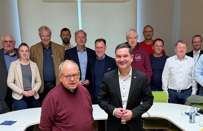 Über die kommunalen Herausforderungen sprechen Klaus Mack (vorne rechts) und Günter Bächle (vorne links) mit Bürgermeistern und Kreisräten im Enzkreis  <span class='image-autor'>Foto: Büro Mack</span>