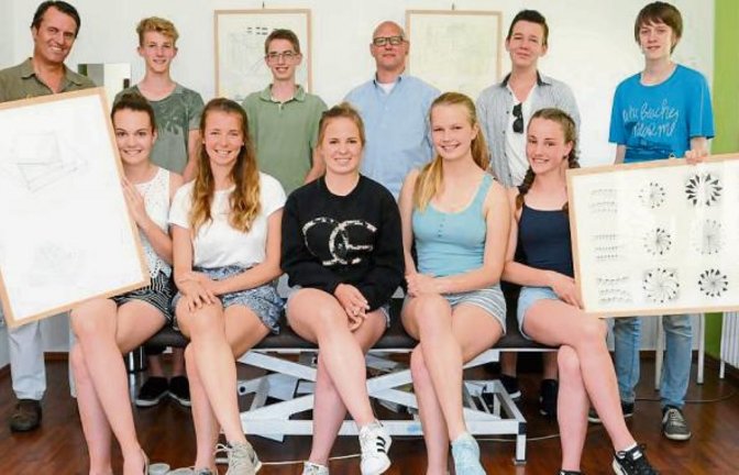 Die Waldorfschüler zeigen ihre Arbeiten in der Eberdinger Praxis. Foto: p