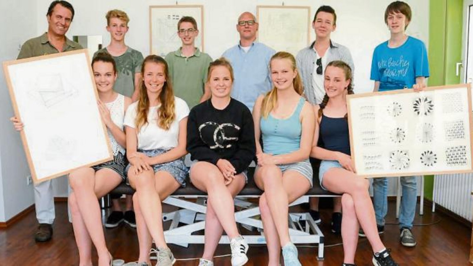 Die Waldorfschüler zeigen ihre Arbeiten in der Eberdinger Praxis. Foto: p Die Waldorfschüler zeigen ihre Arbeiten in der Eberdinger Praxis. Foto: p