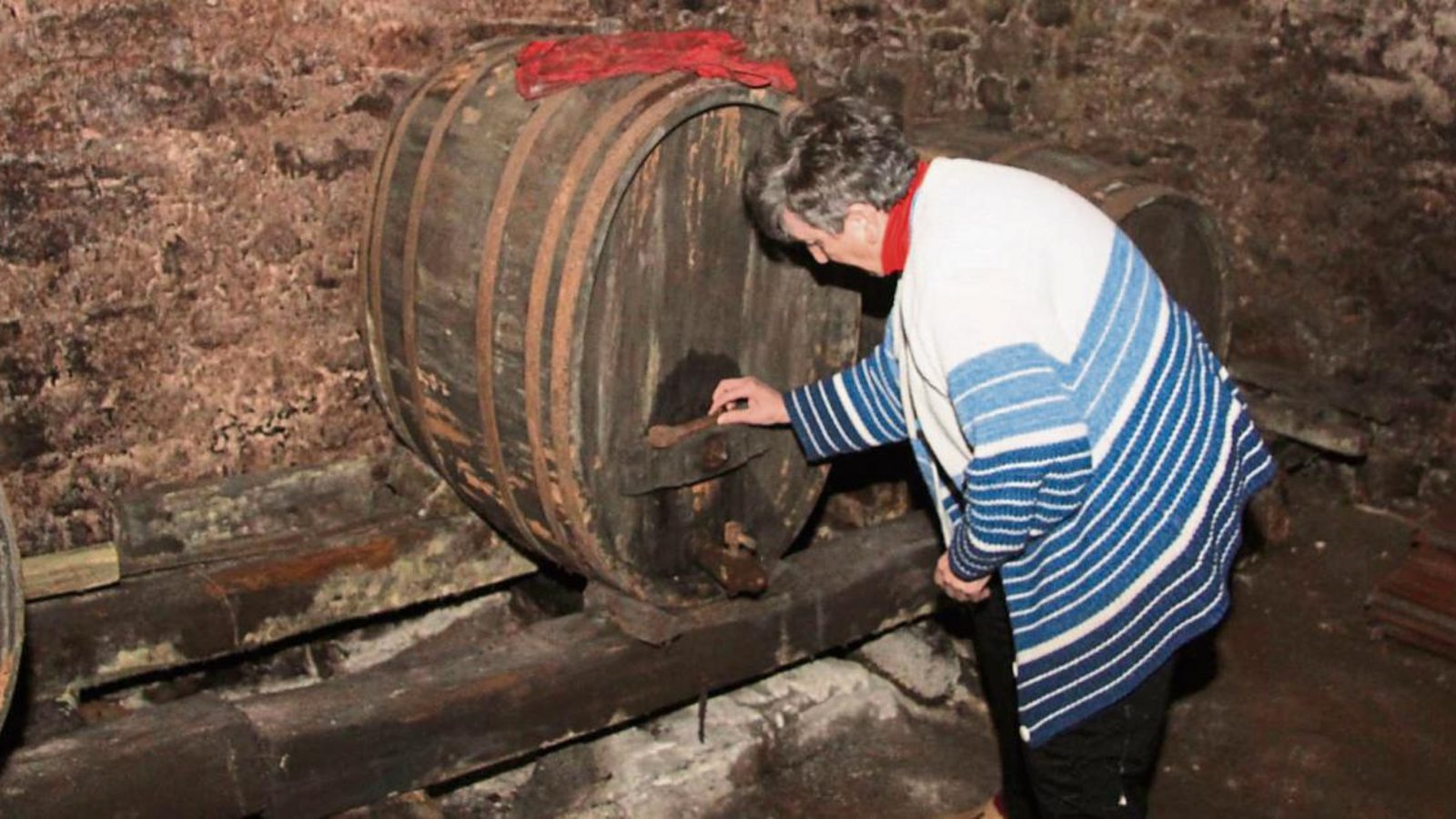 Inge Pistikos hält ihr Mostfass ebenso in Ehren wie den Keller ihrer Vorfahren. Fotos: Gergen Inge Pistikos hält ihr Mostfass ebenso in Ehren wie den Keller ihrer Vorfahren. Fotos: Gergen