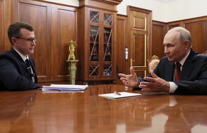 Der russische Präsident Wladimir Putin (r) spricht während seines Interviews mit dem russischen Journalisten Pawel Sarubin im Kreml.<span class='image-autor'>Mikhail Metzel/Pool Sputnik Kremlin via AP/dpa</span>