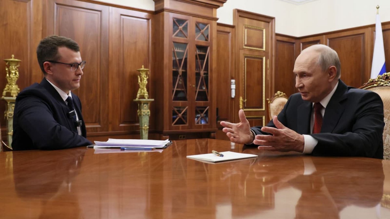 Der russische Präsident Wladimir Putin (r) spricht während seines Interviews mit dem russischen Journalisten Pawel Sarubin im Kreml.Mikhail Metzel/Pool Sputnik Kremlin via AP/dpa