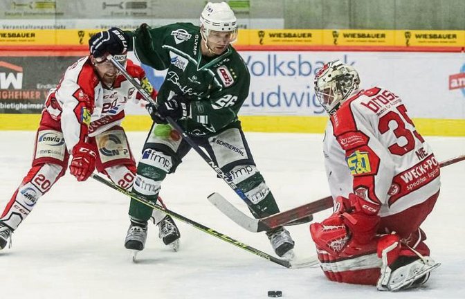 Die Eispiraten Valerij Guts (links) und Ryan Nie nehmen den Bietigheimer Bastian Steingroß in die Zange. Am Ende gelang den Steelers aber ein 4:1-Heimsieg. Foto: Simecek