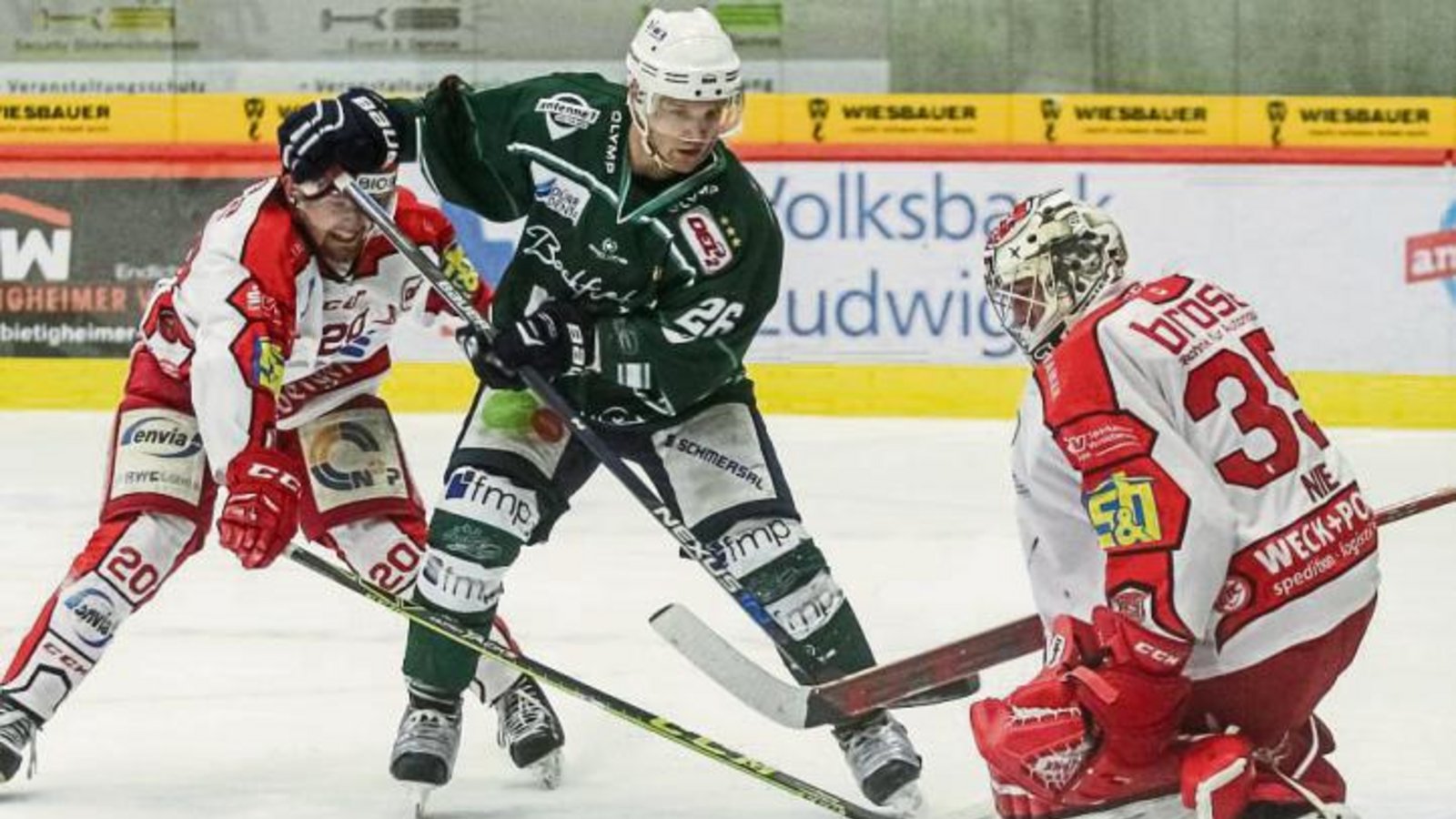 Die Eispiraten Valerij Guts (links) und Ryan Nie nehmen den Bietigheimer Bastian Steingroß in die Zange. Am Ende gelang den Steelers aber ein 4:1-Heimsieg. Foto: Simecek