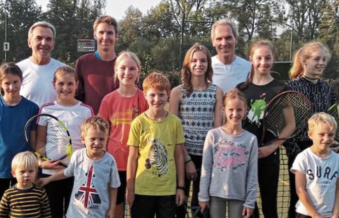 Trainer Heinz Stebe, Profi Cedrik-Marcel Stebe und TSV-Jugendwart Guido Roersch (hinten von links) mit der Enzweihinger Tennis-Schnuppergruppe Foto: privat