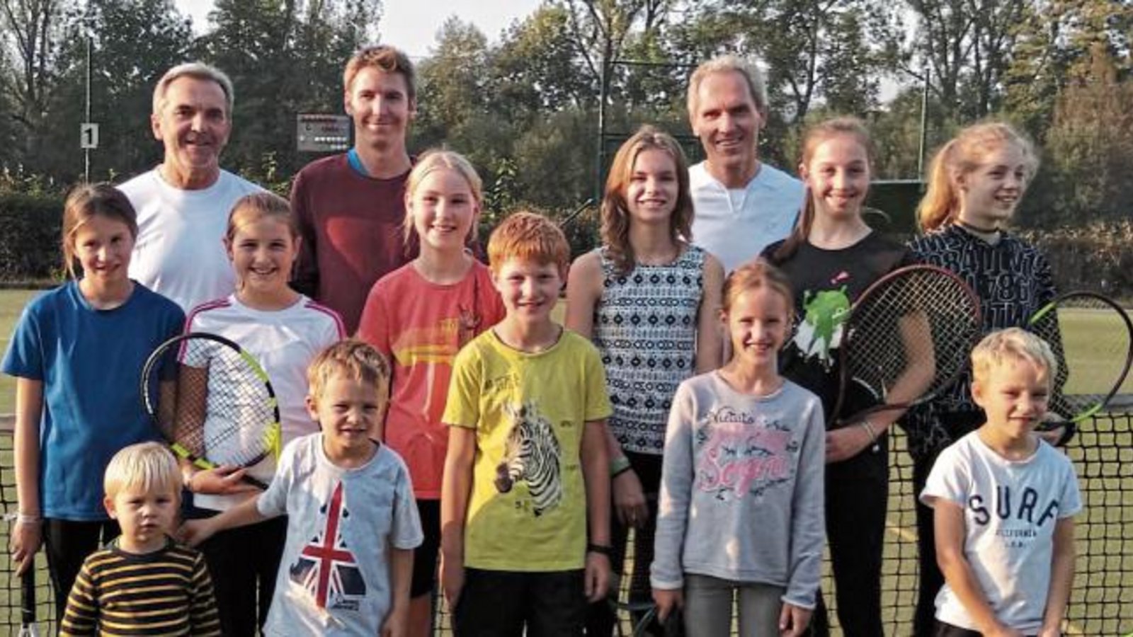 Trainer Heinz Stebe, Profi Cedrik-Marcel Stebe und TSV-Jugendwart Guido Roersch (hinten von links) mit der Enzweihinger Tennis-Schnuppergruppe Foto: privat