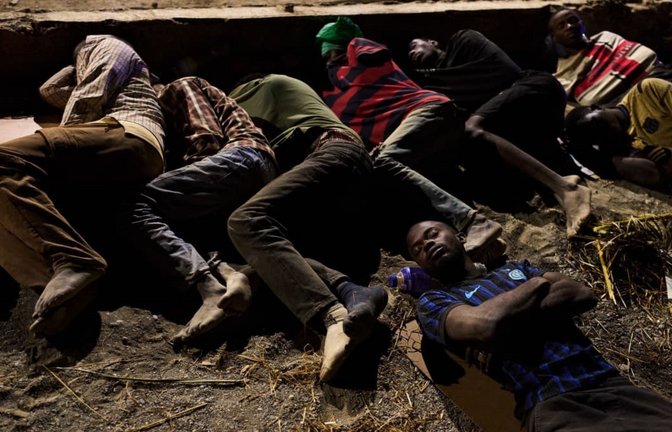 Migranten, die aus Marokko nach Spanien eingereist sind, schlafen an einem Strand in der spanischen Exklave Ceuta.<span class='image-autor'>Bernat Armangue/AP/dpa</span>