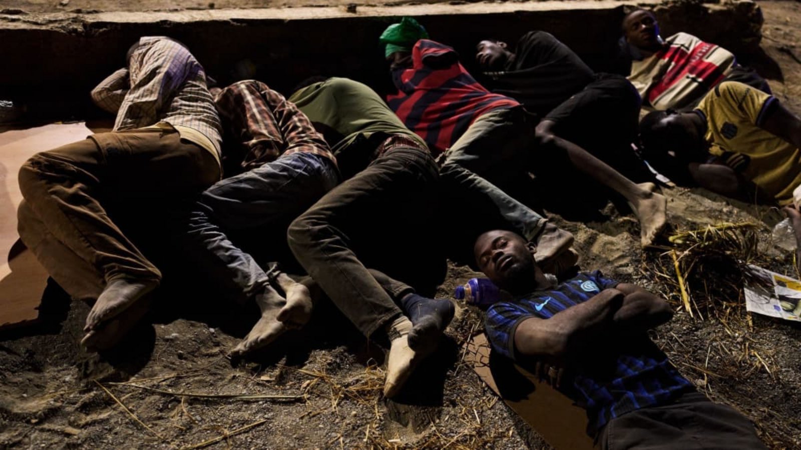 Migranten, die aus Marokko nach Spanien eingereist sind, schlafen an einem Strand in der spanischen Exklave Ceuta.Bernat Armangue/AP/dpa Migranten, die aus Marokko nach Spanien eingereist sind, schlafen an einem Strand in der spanischen Exklave Ceuta.Bernat Armangue/AP/dpa