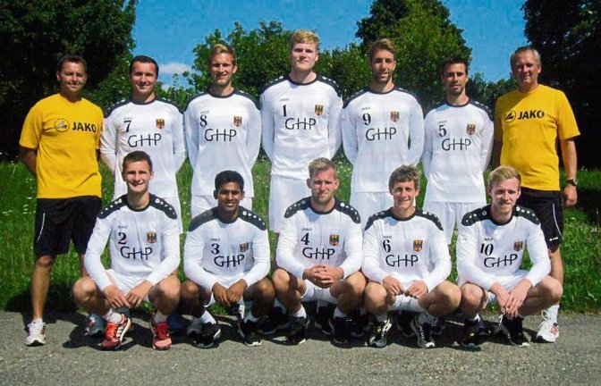 Das deutsche Aufgebot für die WM 2015 in Argentinien: (stehend von links) Co-Trainer Chris Löwe, Steve Schmutzler, Christian Kläner, Patrick Thomas, Nick Trinemeier, Michael Marx und Bundestrainer Olaf Neuenfeld sowie (kniend von links) Fabian Sagstetter, Ajith Fernando, Lukas Schubert, Olaf Machelett und Sebastian Thomas  Foto: DFBL