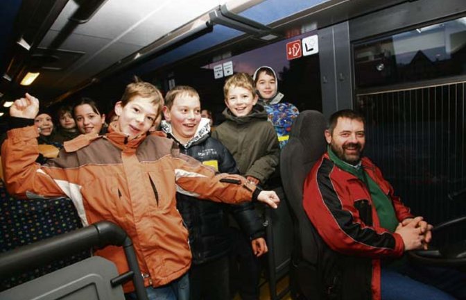 Peter Dreibach ist bei seinen jungen Fahrgästen sehr beliebt. Der Busfahrer übt seinen Traumberuf seit 25 Jahren aus.