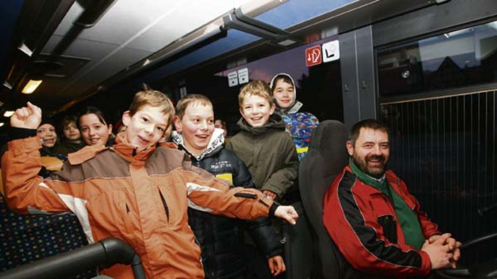 Peter Dreibach ist bei seinen jungen Fahrgästen sehr beliebt. Der Busfahrer übt seinen Traumberuf seit 25 Jahren aus. Peter Dreibach ist bei seinen jungen Fahrgästen sehr beliebt. Der Busfahrer übt seinen Traumberuf seit 25 Jahren aus.