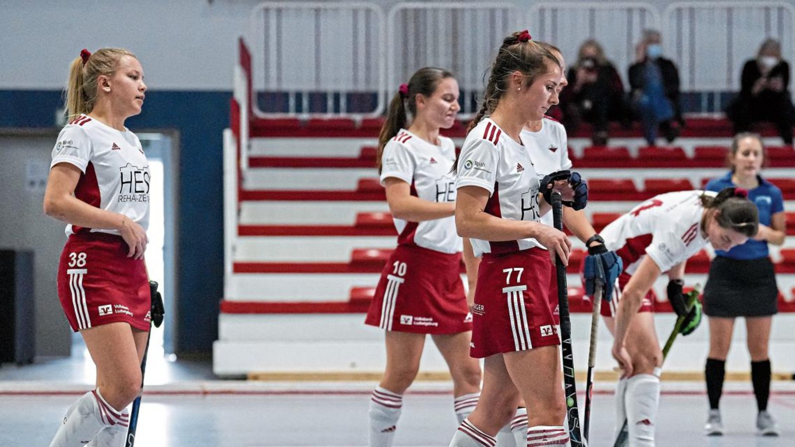 Nach der Niederlage beim TSV Mannheim ist der Aufstieg des Bietigheimer HTC besiegelt. Die Enttäuschung steht den BHTC-Spielerinnen ins Gesicht geschrieben. Foto: Pix-Sportfotos