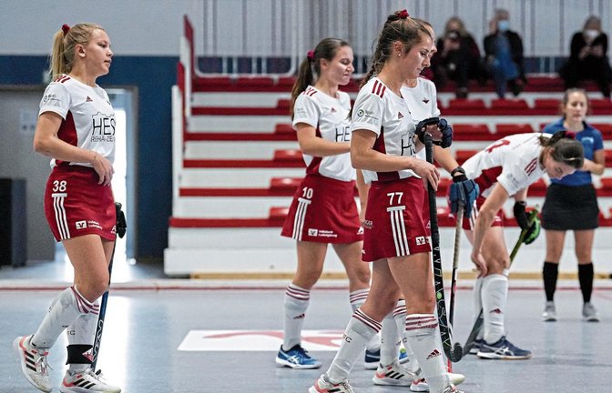 Nach der Niederlage beim TSV Mannheim ist der Aufstieg des Bietigheimer HTC besiegelt. Die Enttäuschung steht den BHTC-Spielerinnen ins Gesicht geschrieben. Foto: Pix-Sportfotos