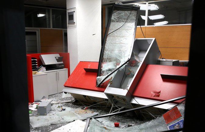Die Sprengung der beiden Geldautomaten richtet am Gebäude einen Schaden in Höhe von rund 250.000 Euro an. <span class='image-autor'>Foto: VKZ-Archiv</span>