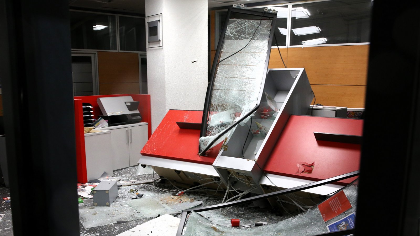 Die Sprengung der beiden Geldautomaten richtet am Gebäude einen Schaden in Höhe von rund 250.000 Euro an. Foto: VKZ-Archiv