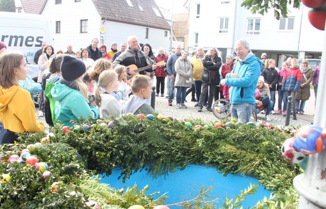 Die Grundschulkinder begrüßen am Osterbrunnen mit Liedern den Frühling.  <span class='image-autor'>Foto: Banholzer</span>