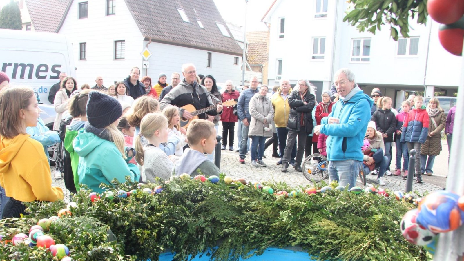 Die Grundschulkinder begrüßen am Osterbrunnen mit Liedern den Frühling.  Foto: Banholzer