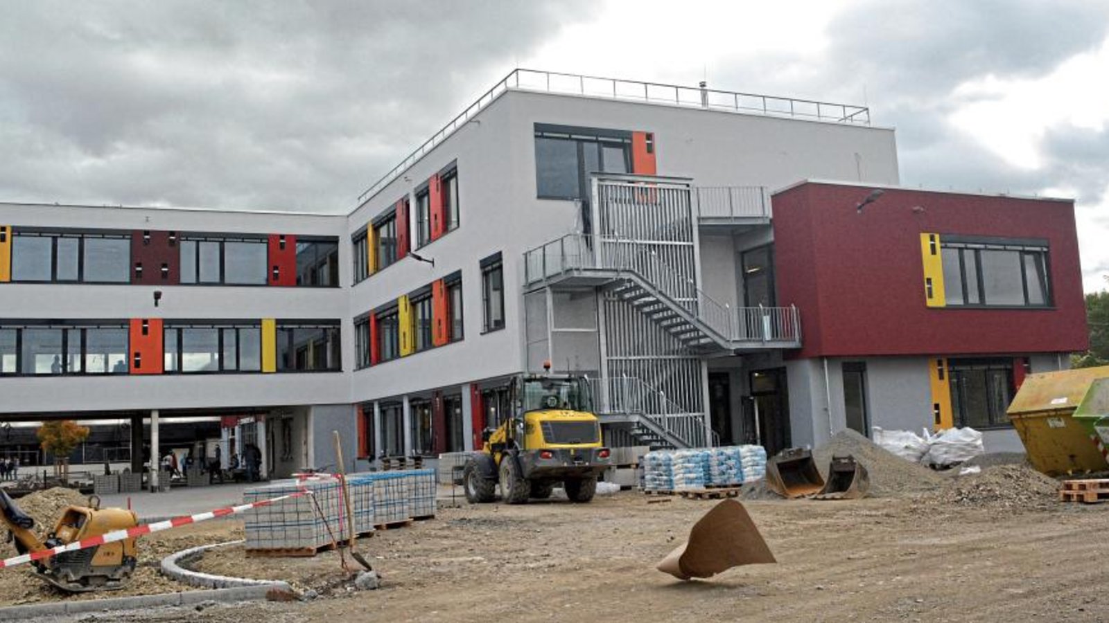 Der neue knapp sechs Millionen Euro teure Erweiterungsbau der Johann-Christoph-Blumhardt-Schule in Lomersheim. Fotos: Stahlfeld Der neue knapp sechs Millionen Euro teure Erweiterungsbau der Johann-Christoph-Blumhardt-Schule in Lomersheim. Fotos: Stahlfeld