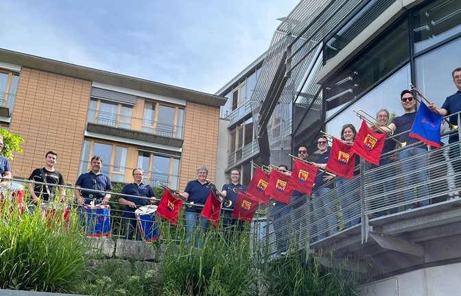 Der Maientag wirft seine Schatten voraus: Die sonntägliche Marschprobe für den Festzug hat die Fanfarengruppe des Musikvereins Vaihingen genutzt, um dem Ehrenvorsitzenden Gerhard Scheck ein Geburtstagsständle zu spielen und dabei auch die Bewohner im Karl-Gerok-Stift auf den Maientag einzustimmen.  <span class='image-autor'>Foto: p</span>
