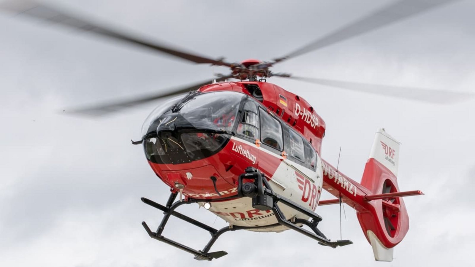 In Mannheim war am Sonntag aufgrund eines schweren Unfalls ein Rettungshubschrauber im Einsatz.Daniel Karmann/dpa In Mannheim war am Sonntag aufgrund eines schweren Unfalls ein Rettungshubschrauber im Einsatz.Daniel Karmann/dpa