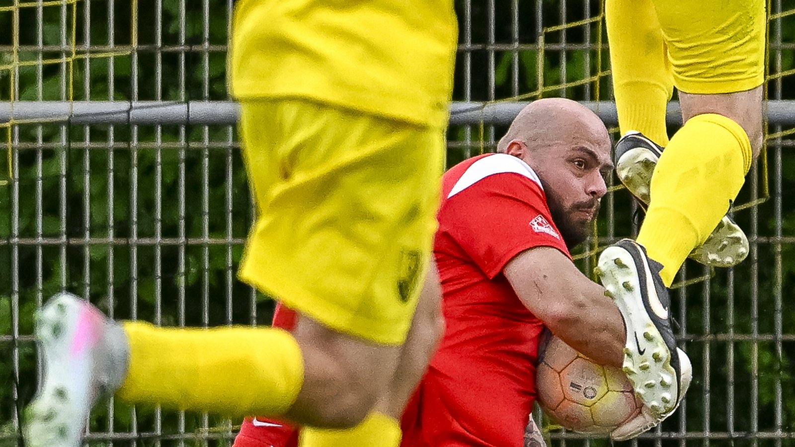 Riets Torwart Kerim Buruk schnappt sich den Ball vor dem Ensinger Sebastian Masuhr. Foto: Leitner