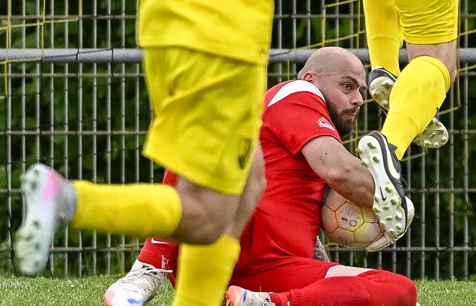 Riets Torwart Kerim Buruk schnappt sich den Ball vor dem Ensinger Sebastian Masuhr. <span class='image-autor'>Foto: Leitner</span>