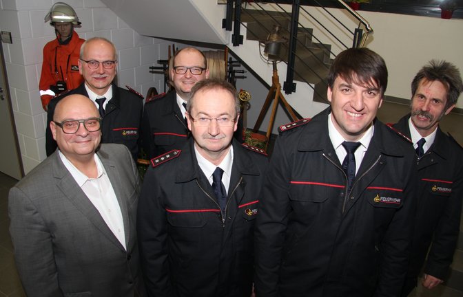 Im Rahmen der Hauptversammlung wurde Achim Neidel (vorne Mitte) zum Ehrenkommandanten der Sersheimer Feuerwehr ernannt. Er wird umrahmt von Bürgermeister Jürgen Scholz (links) und Kommandant Lucas Reiber, der seinerseits für 25 Jahre Zugehörigkeit geehrt wurde. Weitere Urkunden für langjähriges Engagement erhielten (hinten von links): Dietmar Götz (40 Jahre), Matthias Anklam (15) und Ralf Mozer (40). In Abwesenheit geehrt und deshalb nicht auf dem Foto: Marc Beyer (25). Foto: Banholzer