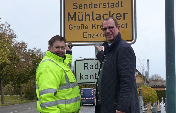 Oberbürgermeister Frank Schneider und Armin Saussele vom Bauhof neue Ortsschilder Senderstadt Mühlacker Foto:p