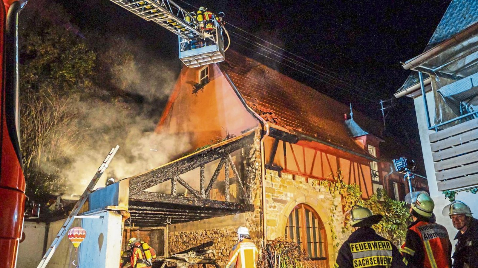 Die Einsatzkräfte der Feuerwehren Oberriexingen, Sersheim, Sachsenheim und Vaihingen verhindern, dass das Feuer auf das angrenzende Gebäude übergreift. Foto: SDMG/Haslinger Die Einsatzkräfte der Feuerwehren Oberriexingen, Sersheim, Sachsenheim und Vaihingen verhindern, dass das Feuer auf das angrenzende Gebäude übergreift. Foto: SDMG/Haslinger