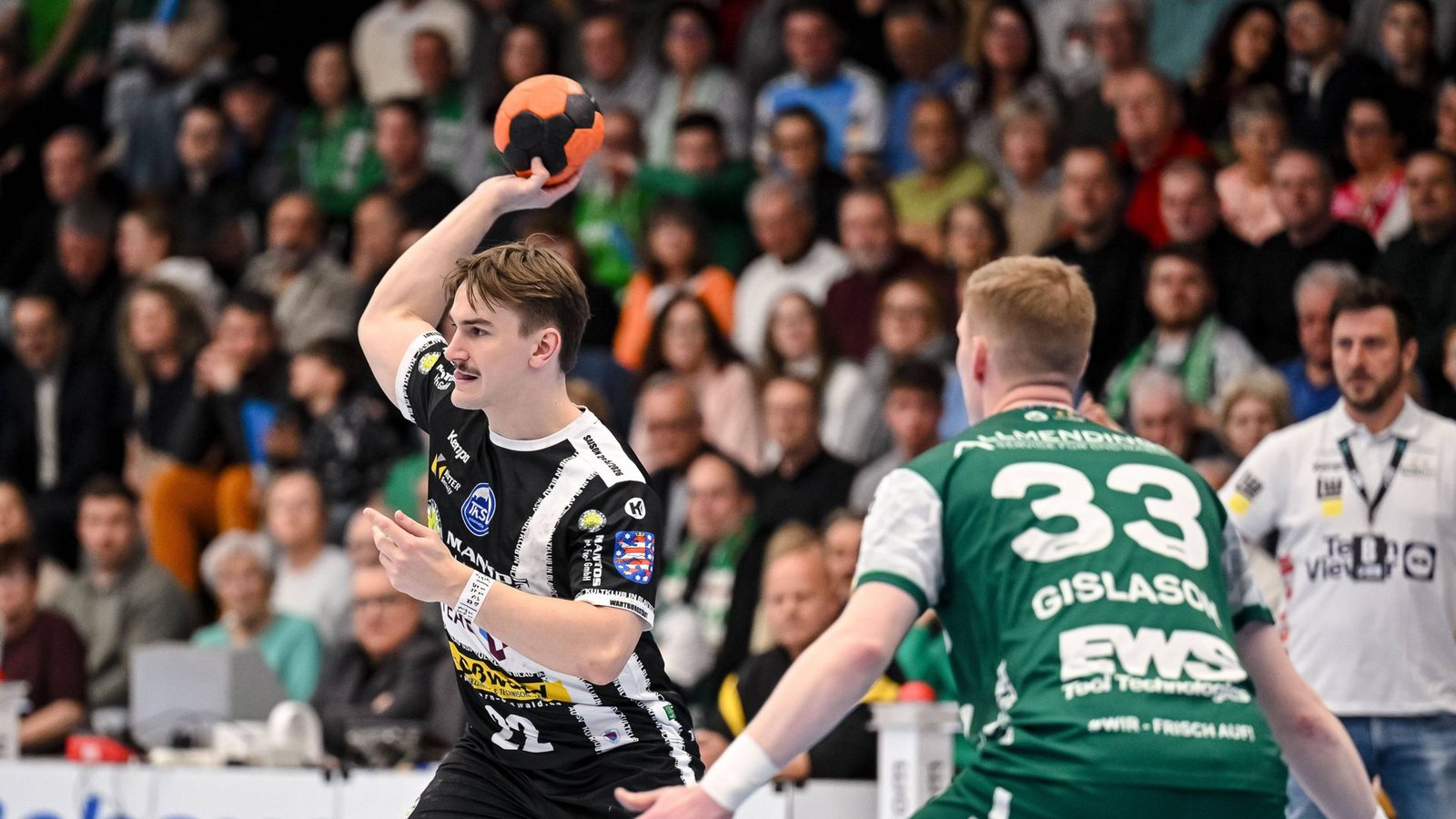 Eisenachs Spielmacher Felix Aellen bekam die Göppinger Abwehr um Ymir Gislason nicht immer in den Griff.Foto: IMAGO/DeFodi Images Eisenachs Spielmacher Felix Aellen bekam die Göppinger Abwehr um Ymir Gislason nicht immer in den Griff.Foto: IMAGO/DeFodi Images