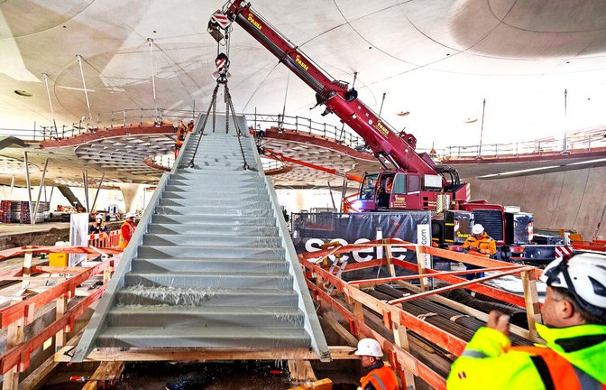 Knapp 18 Meter lang und fast zwölf Tonnen schwer ist die längste Treppe im neuen Tiefbahnhof<span class='image-autor'>Foto: Lichtgut/Julian Rettig</span>