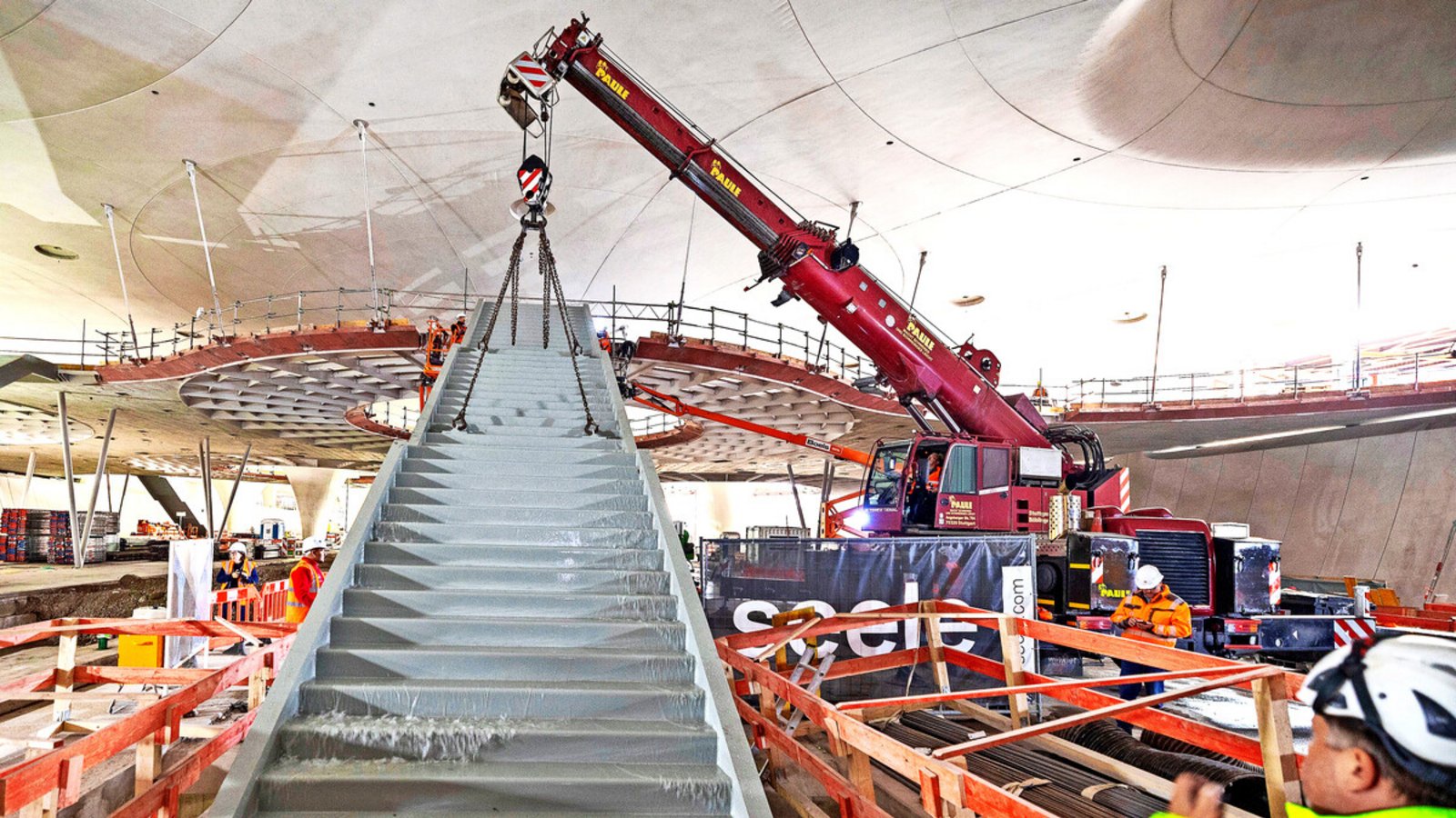 Knapp 18 Meter lang und fast zwölf Tonnen schwer ist die längste Treppe im neuen TiefbahnhofFoto: Lichtgut/Julian Rettig